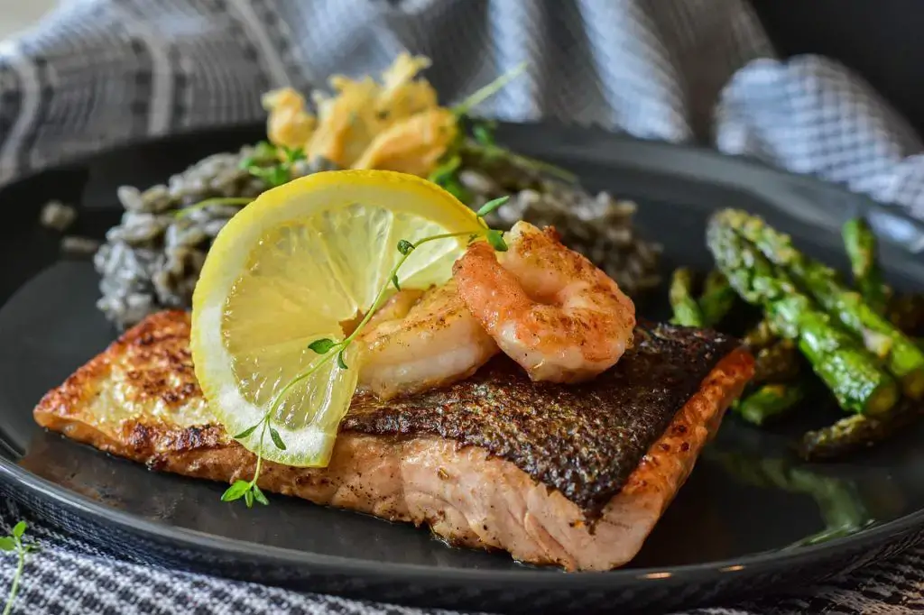 ¿Comes piel de salmón? ¿Cuáles son los beneficios y los riesgos?
