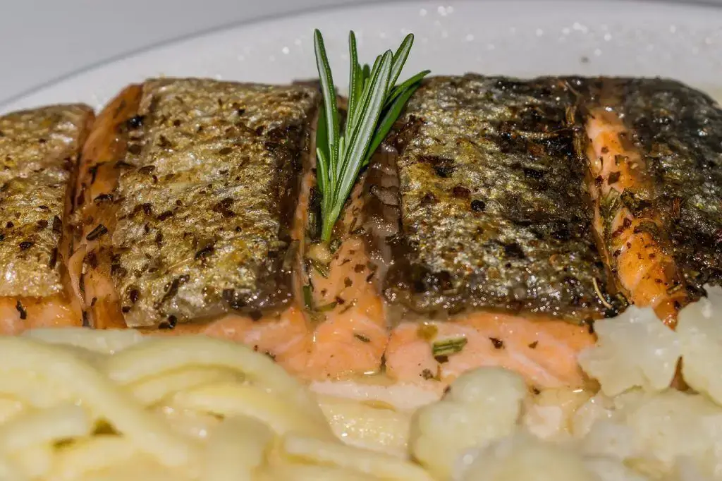 ¿Comes piel de salmón? ¿Cuáles son los beneficios y los riesgos?