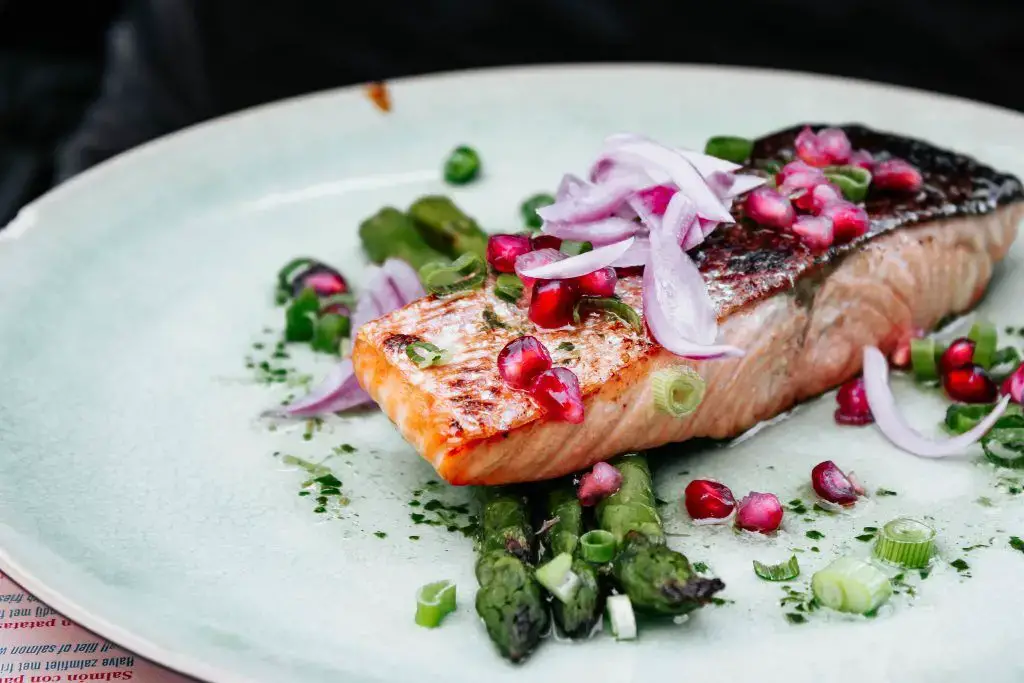¿Comes piel de salmón? ¿Cuáles son los beneficios y los riesgos?