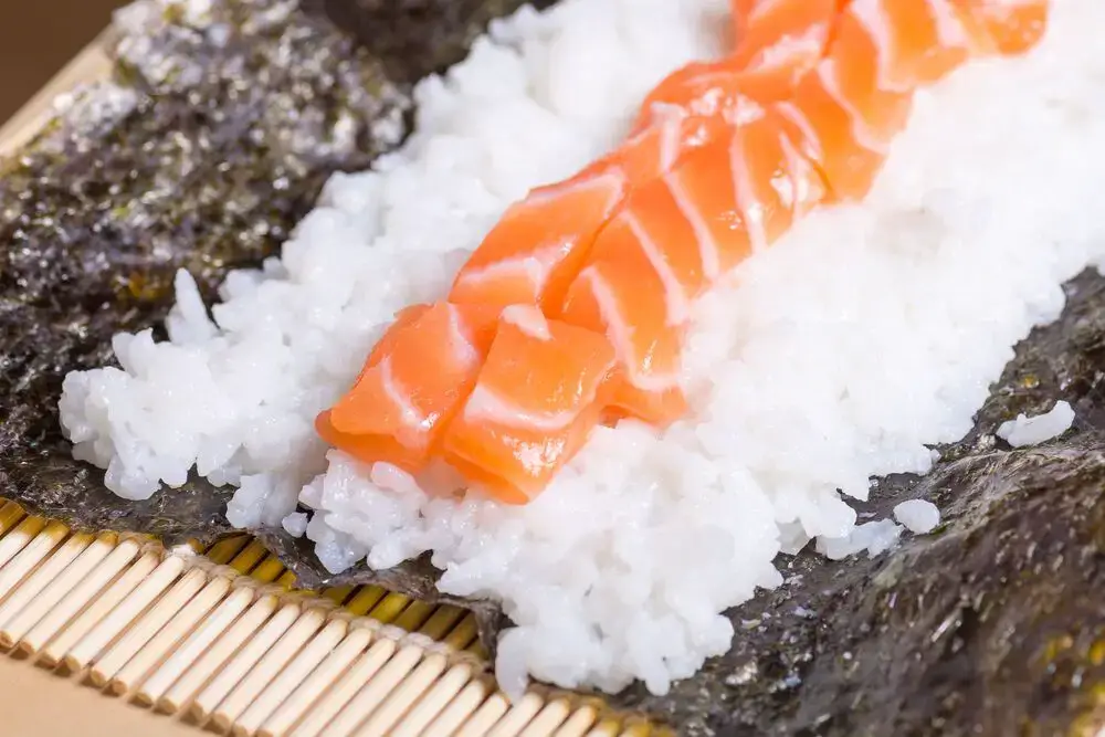 ¿Cuál es la mejor manera de recalentar sushi?