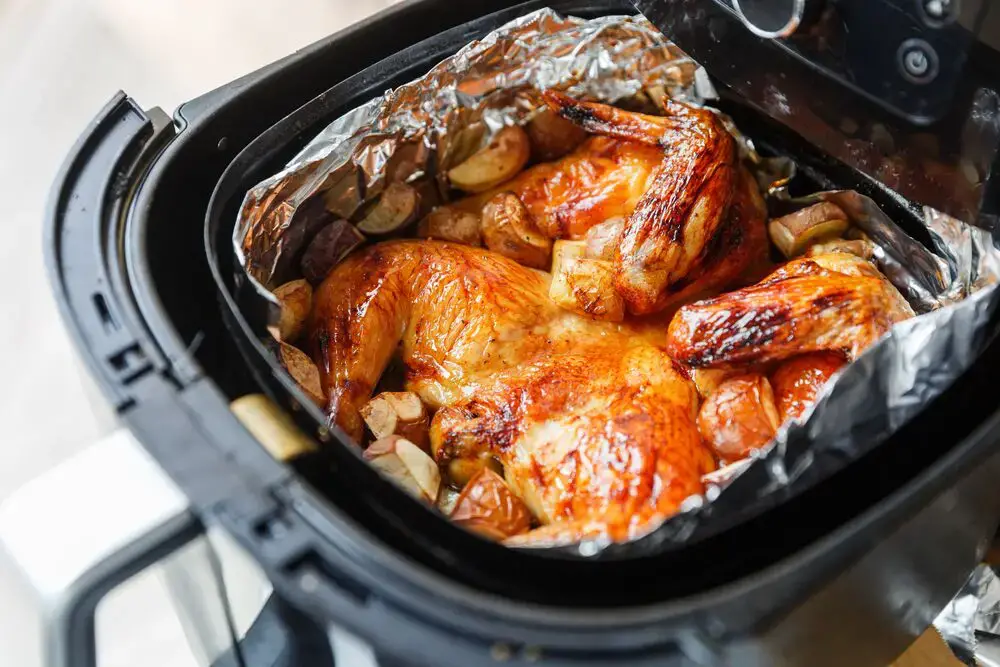 La guía para recalentar pollo rostizado en una freidora