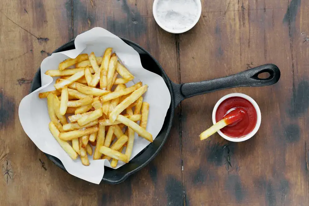 Cómo freír papas fritas congeladas en una sartén de 3 maneras diferentes
