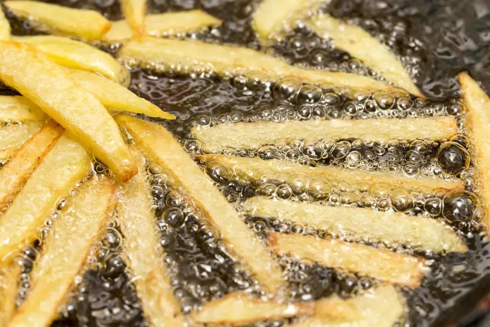 Cómo freír papas fritas congeladas en una sartén de 3 maneras diferentes