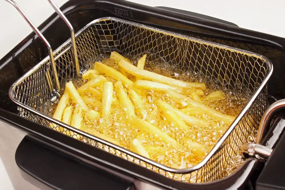 Cómo freír papas fritas congeladas en una sartén de 3 maneras diferentes