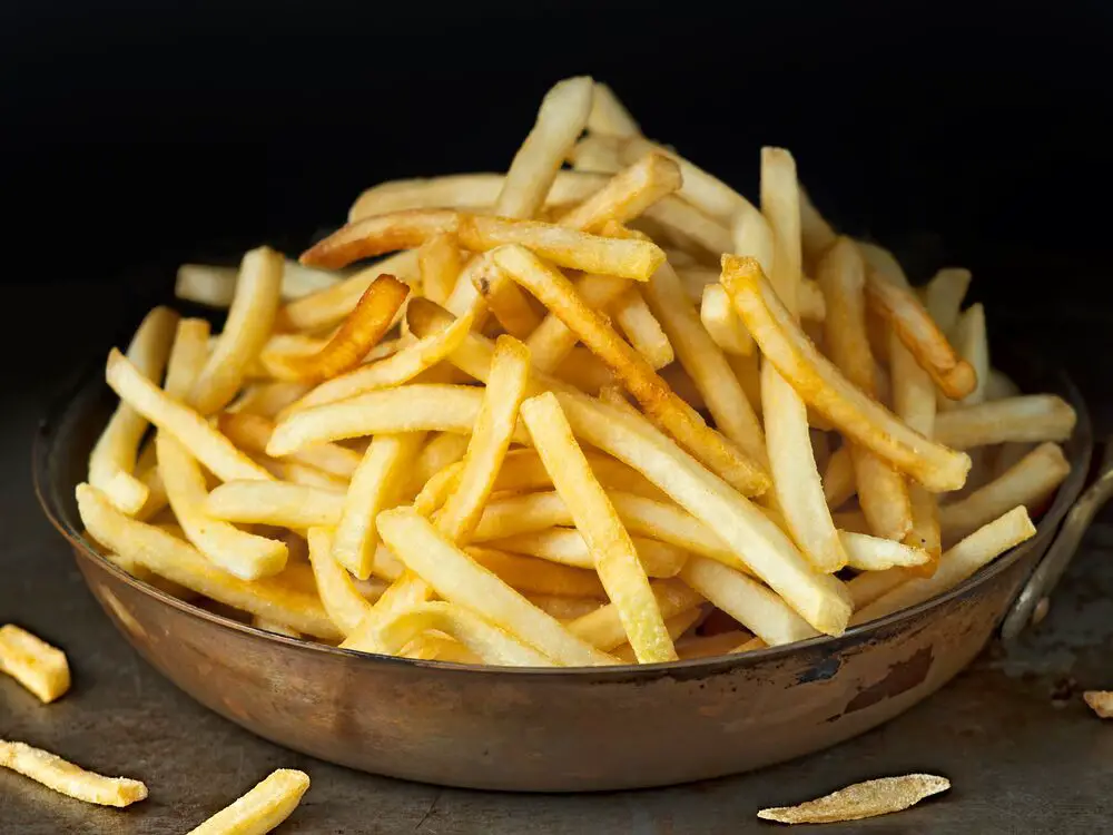 Cómo freír papas fritas congeladas en una sartén de 3 maneras diferentes