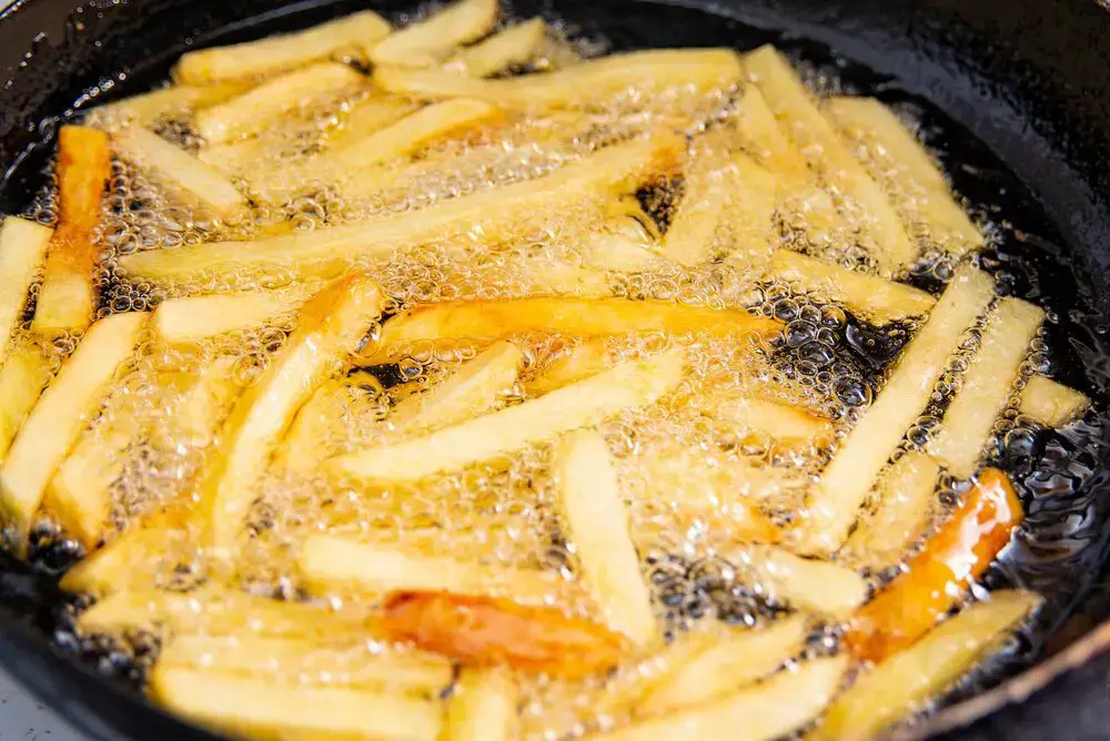 Cómo freír papas fritas congeladas en una sartén de 3 maneras diferentes