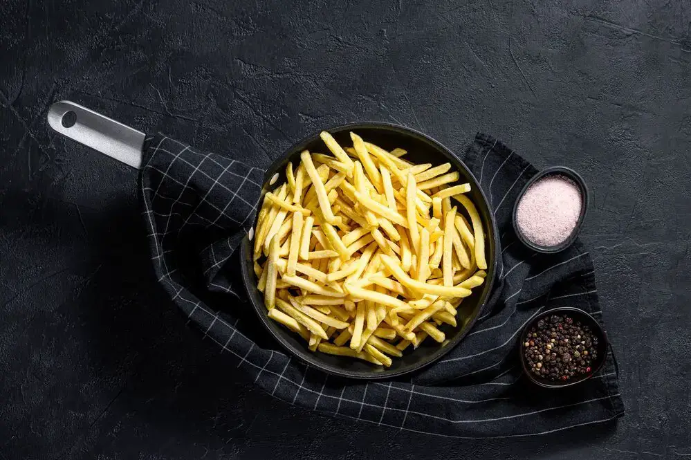 Cómo freír papas fritas congeladas en una sartén de 3 maneras diferentes
