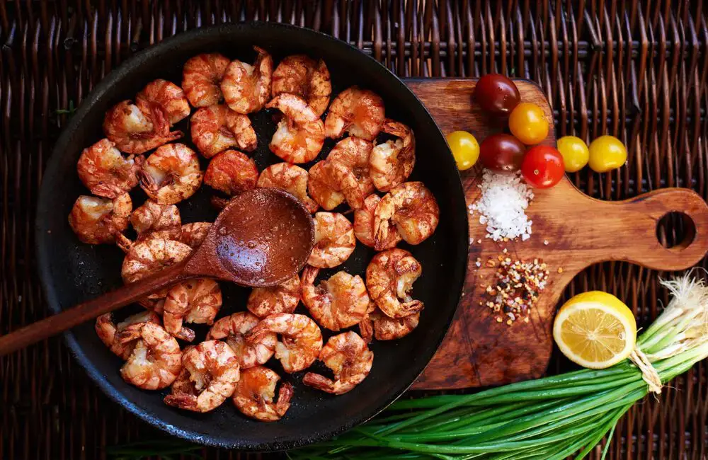 ¿Cuánto tiempo pueden permanecer fuera los camarones cocidos?