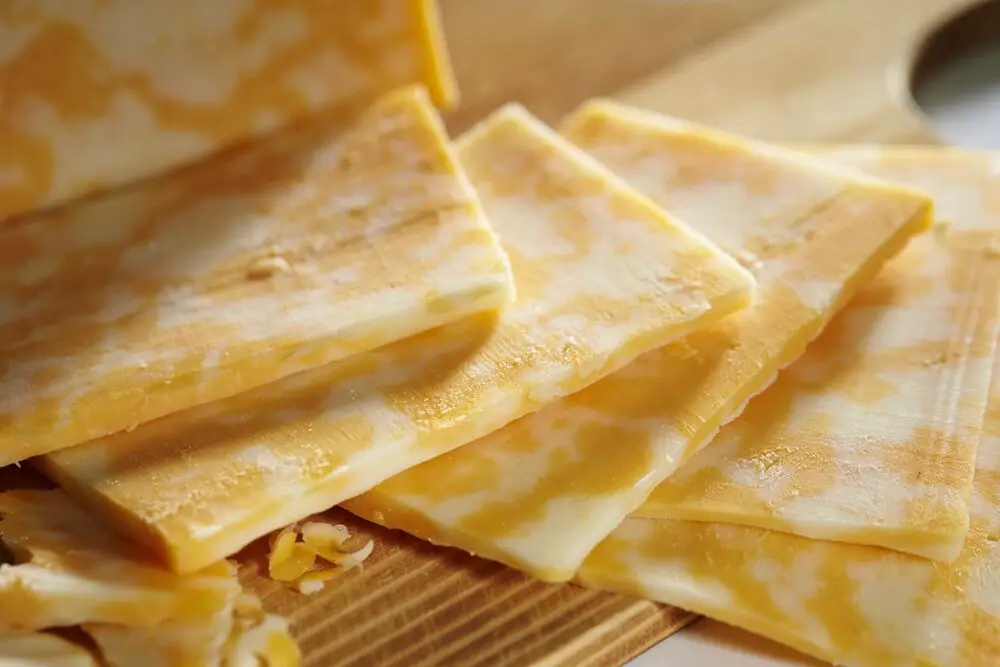 Los 12 mejores sustitutos del queso cheddar blanco para acompañar tus platos