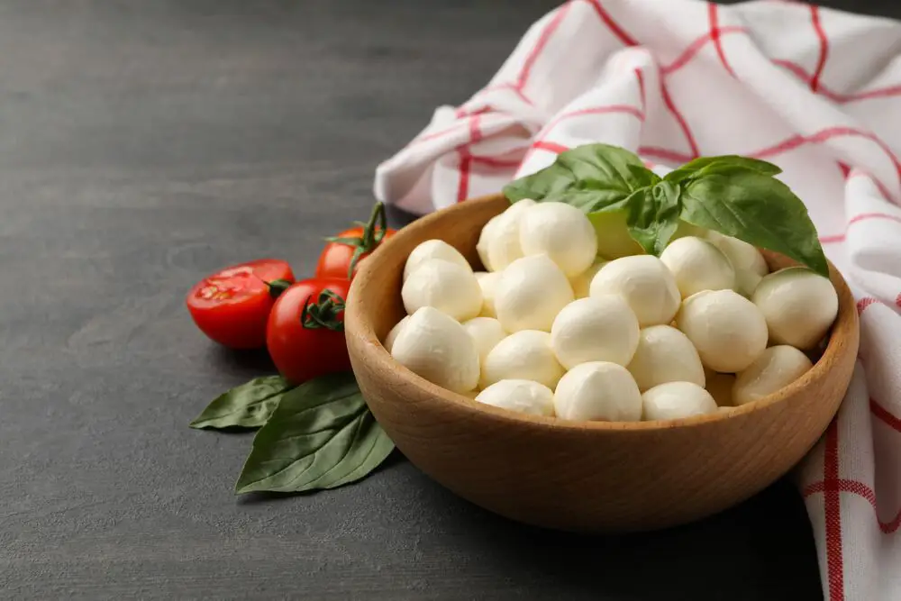 Los 12 mejores sustitutos del queso cheddar blanco para acompañar tus platos