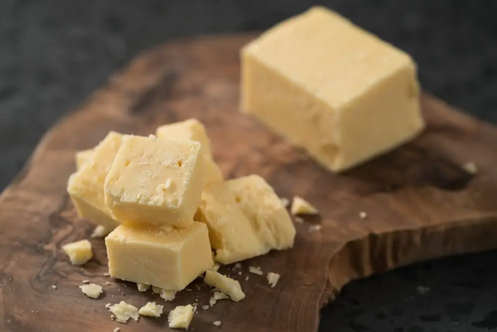 Los 12 mejores sustitutos del queso cheddar blanco para acompañar tus platos