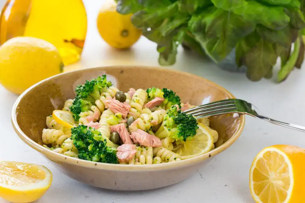 ¿Cuánto dura la ensalada de pasta de atún en el refrigerador?