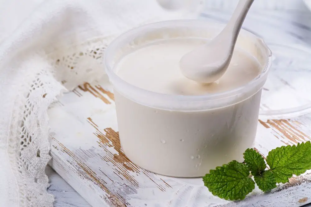 Crema agria vs suero de leche: ¿cuáles son las diferencias?