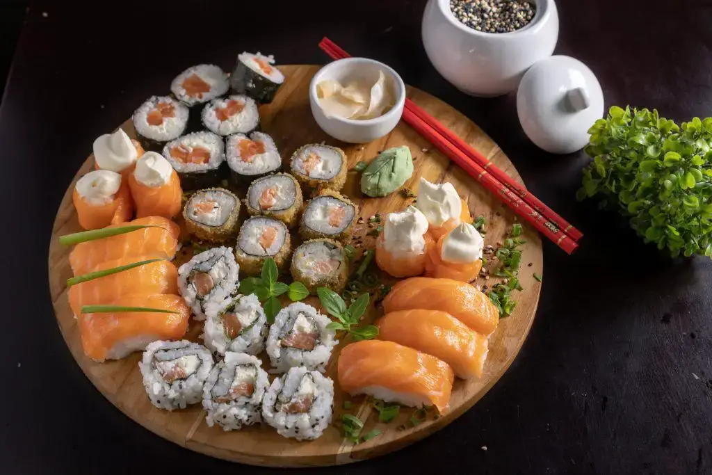 Cómo recalentar sushi en 5 maneras fáciles
