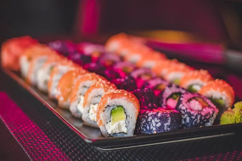 Cómo recalentar sushi en 5 maneras fáciles