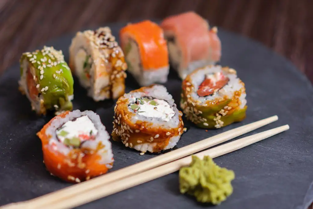 Cómo recalentar sushi en 5 maneras fáciles