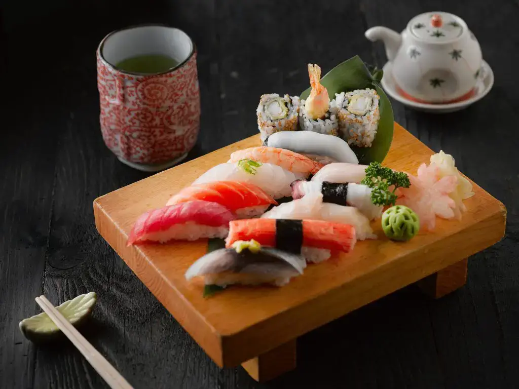 Cómo recalentar sushi en 5 maneras fáciles