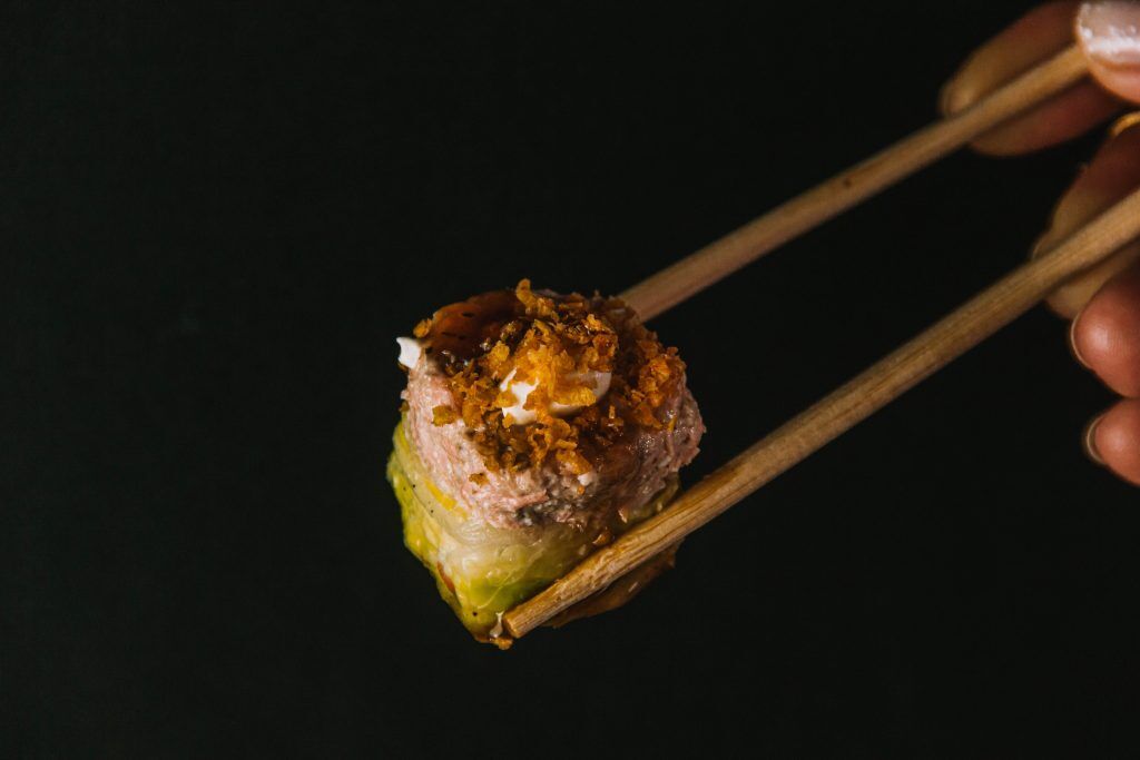 Cómo recalentar sushi en 5 maneras fáciles