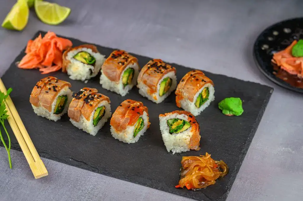 Cómo recalentar sushi en 5 maneras fáciles