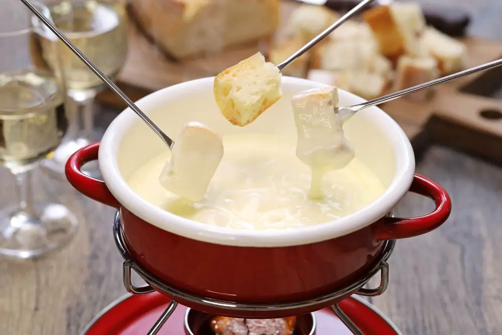 ¿Se puede recalentar la fondue de queso?