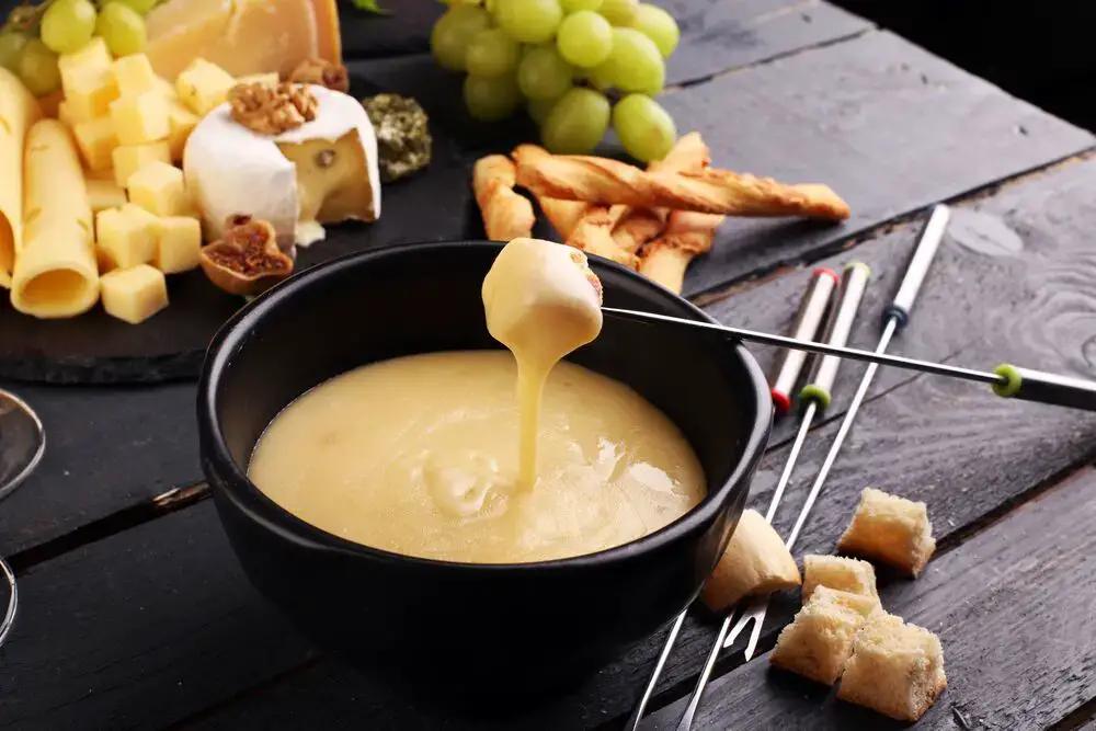 ¿Se puede recalentar la fondue de queso?