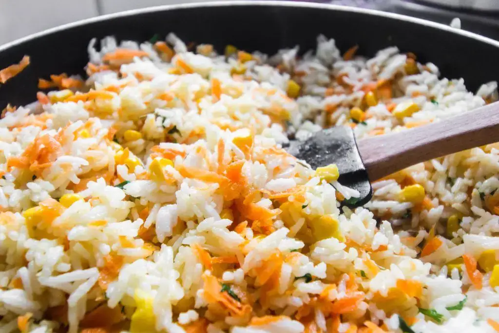 ¿Cuánta agua necesitas para 2 tazas de arroz? Guía fácil para cocinar arroz