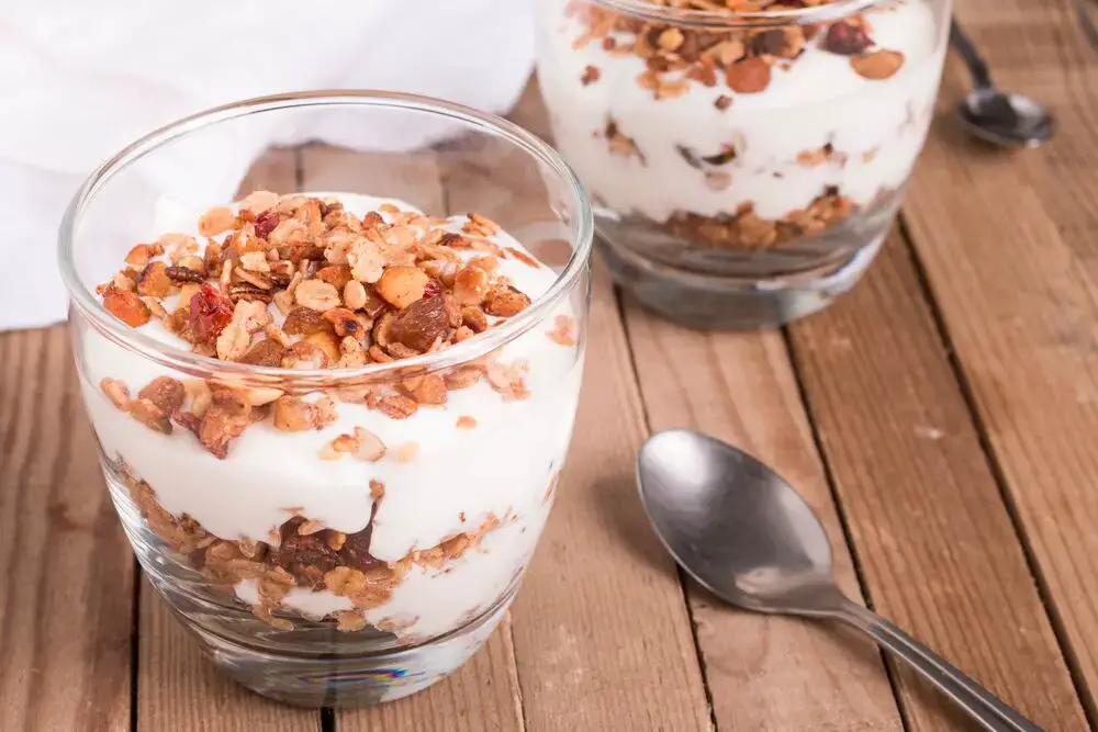 ¿Son saludables el yogur y la granola?