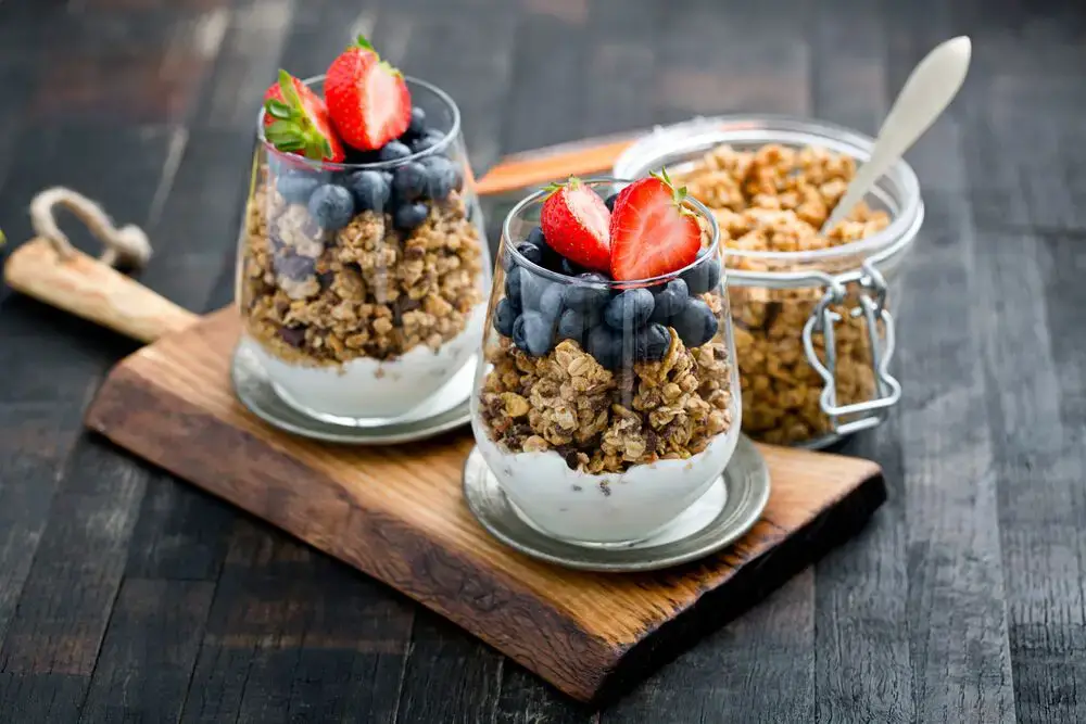 ¿Son saludables el yogur y la granola?