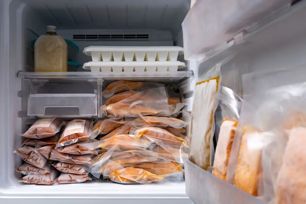 ¿Cuánto tiempo puede permanecer el pescado en el refrigerador después de descongelarlo?