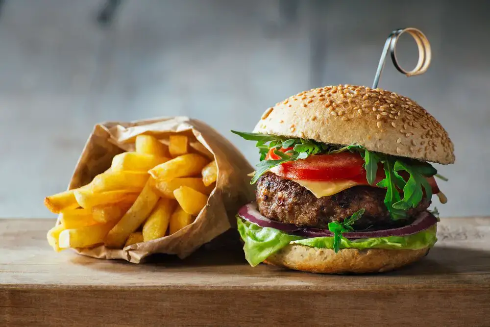 Cómo recalentar una hamburguesa y papas fritas
