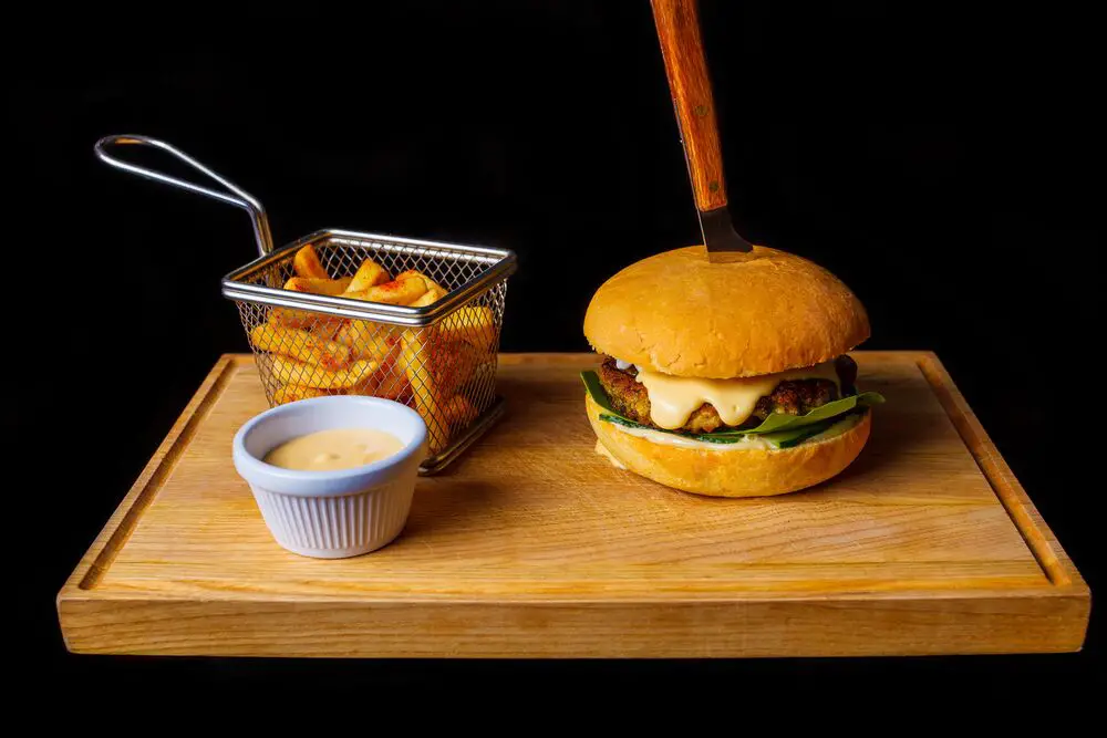 Cómo recalentar una hamburguesa y papas fritas