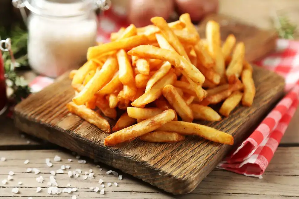 Cómo recalentar una hamburguesa y papas fritas