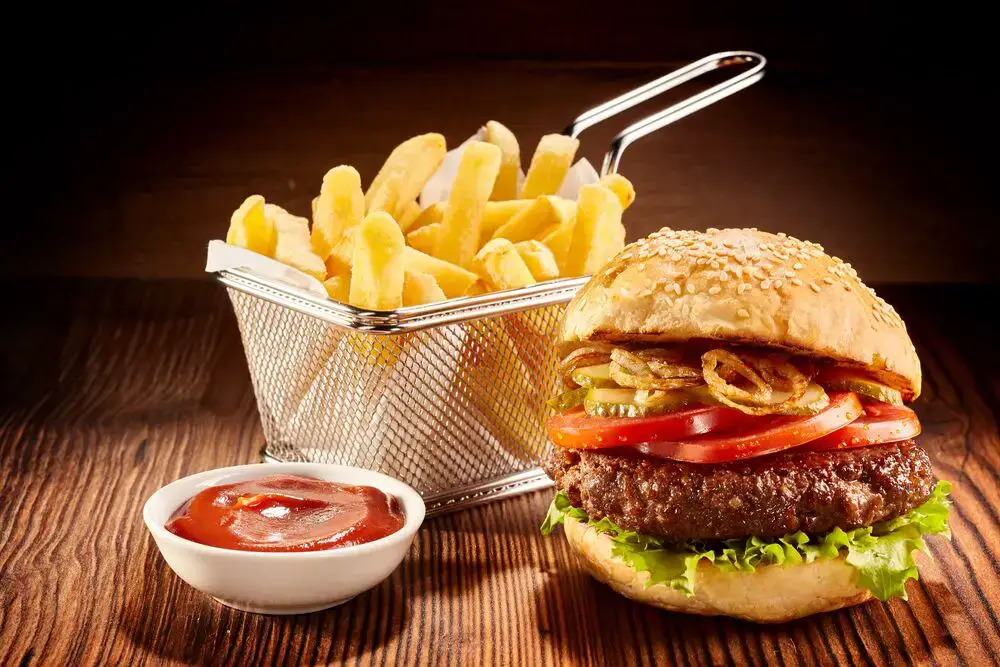 Cómo recalentar una hamburguesa y papas fritas