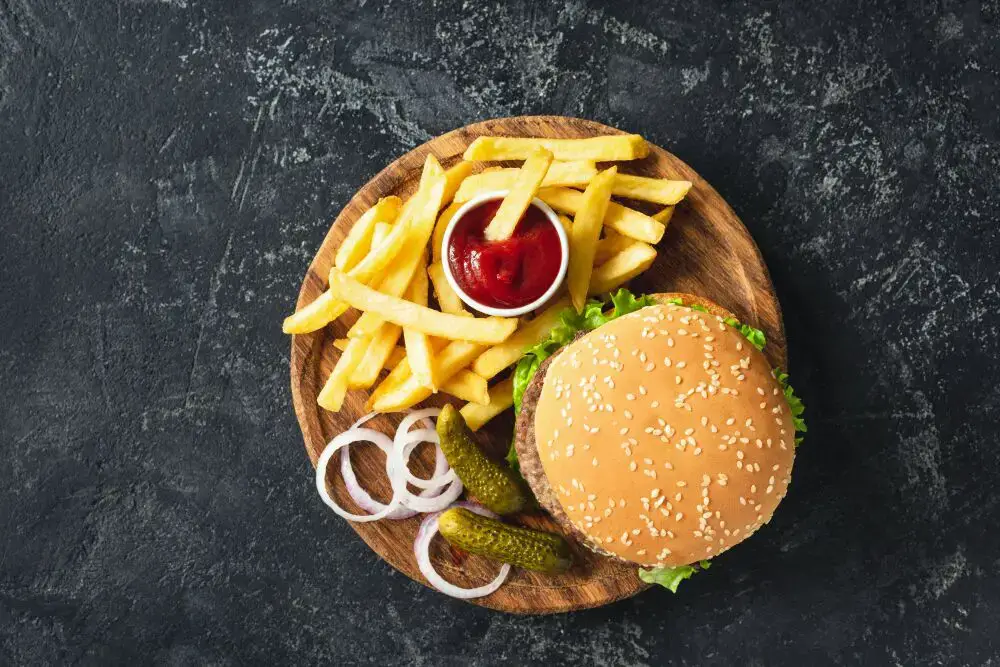 Cómo recalentar una hamburguesa y papas fritas