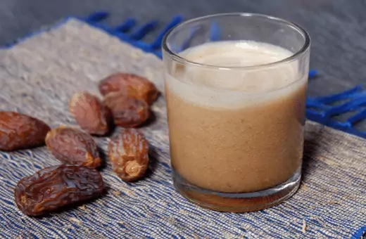 ¿Qué es un buen sustituto sin alcohol para el brandy en la receta?