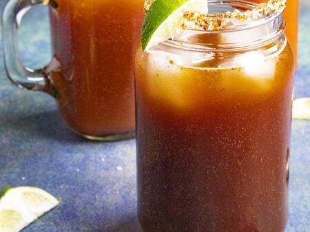 Receta de Michelada: cóctel picante de cerveza mexicana y jugo de tomate