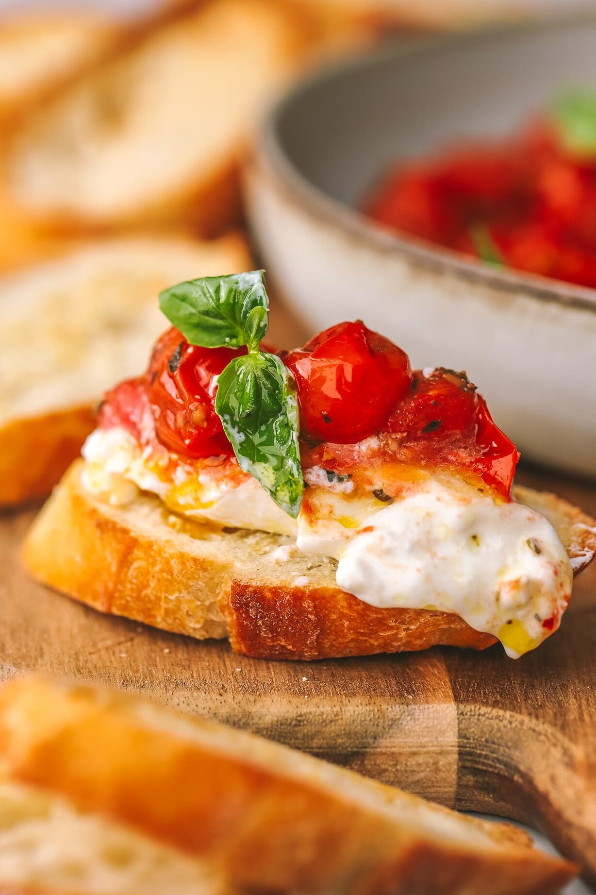 Aperitivo fácil de pan de burrata con tomates asados