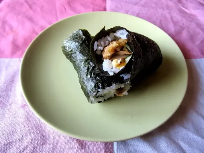 Rollo de sushi de champiñones y tempura - Wallflour Girl