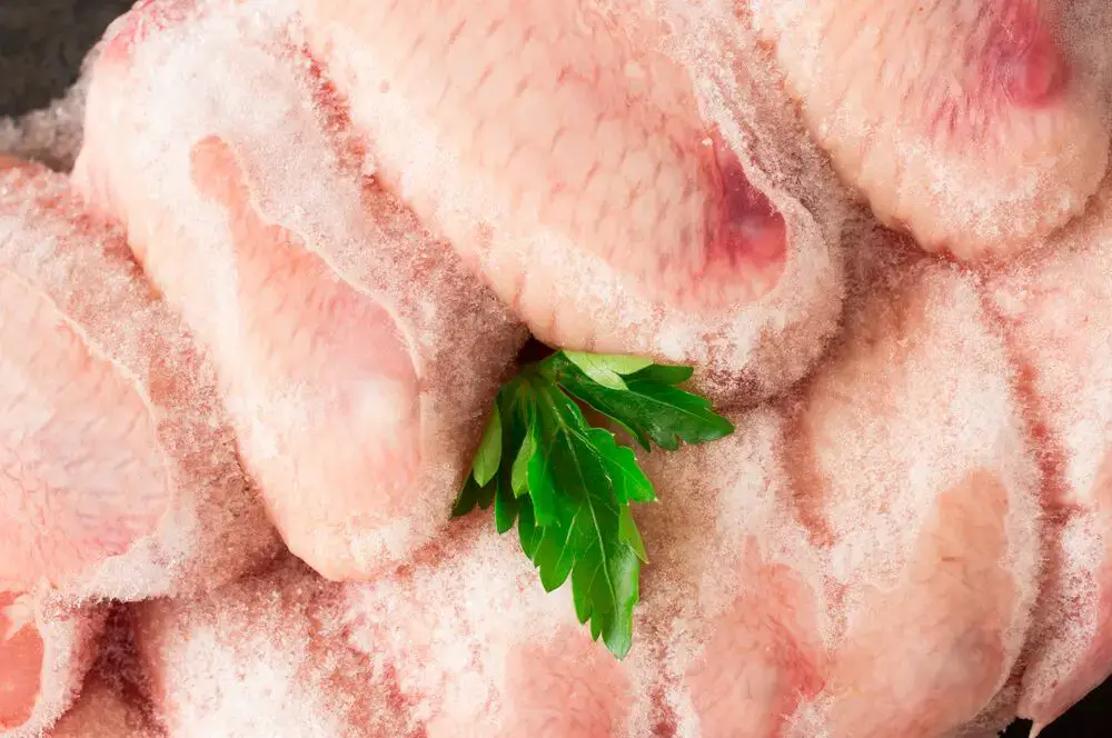 Cómo descongelar alitas de pollo congeladas