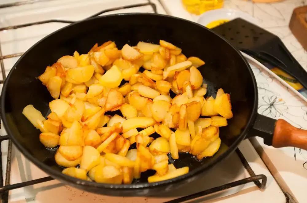 Cómo freír papas fritas congeladas en una sartén de 3 maneras diferentes