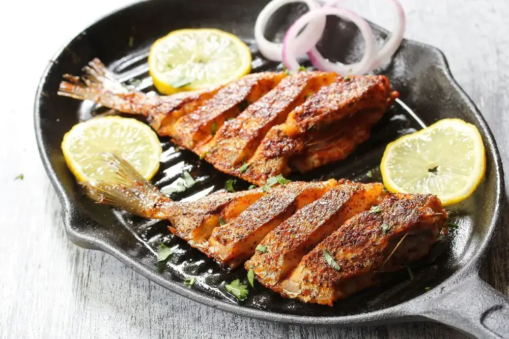 Cómo recalentar pescado frito en una freidora de aire