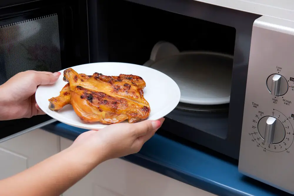 Cómo recalentar pollo en el microondas
