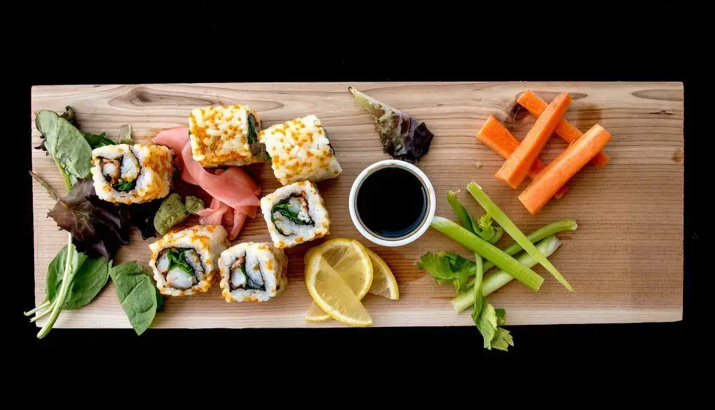 Cómo recalentar sushi en 5 maneras fáciles