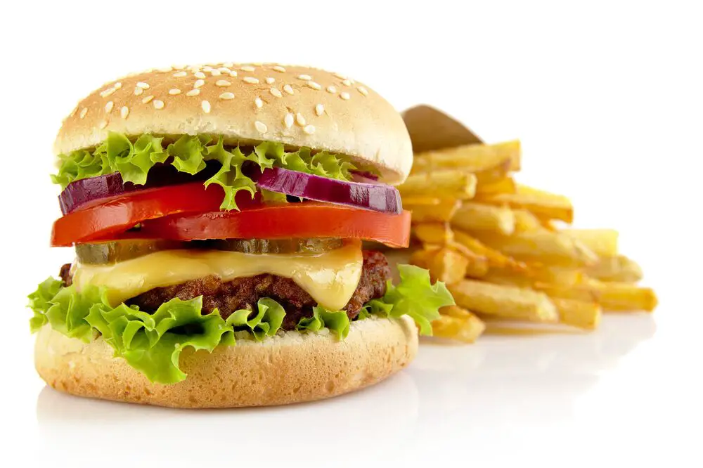 Cómo recalentar una hamburguesa y papas fritas
