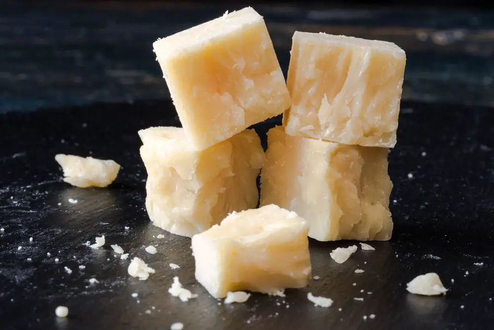 Los 12 mejores sustitutos del queso cheddar blanco para acompañar tus platos