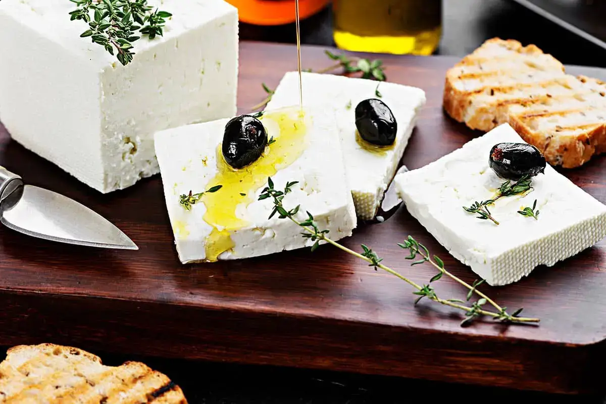 Sustituto del queso feta (12 opciones principales para probar)