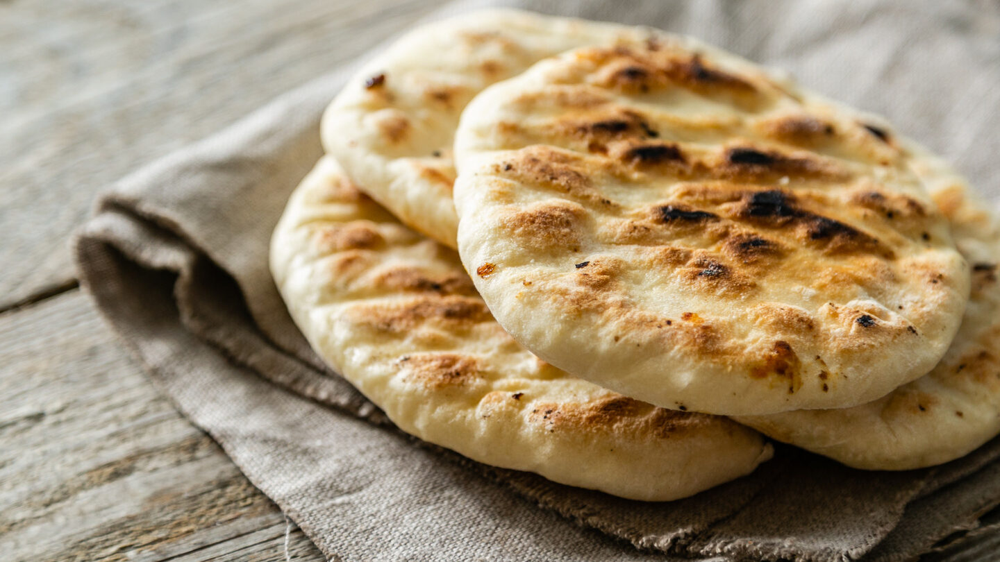 Cómo calentar pan de pita en la freidora