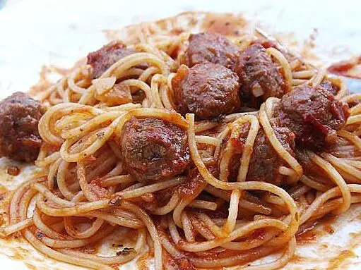 Espaguetis Clásicos con Albóndigas |