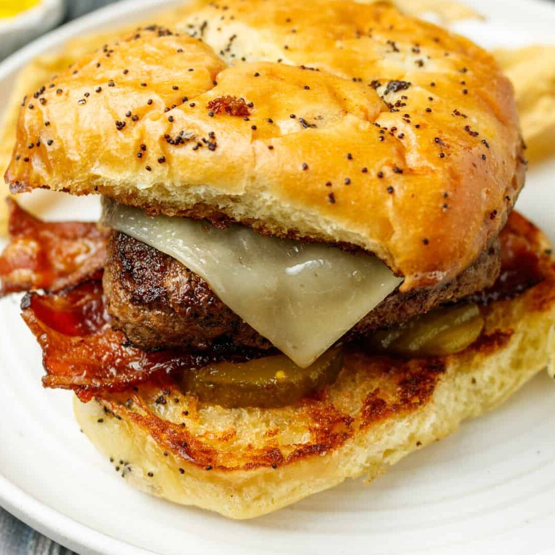 De hamburguesas congeladas en la plancha eléctrica