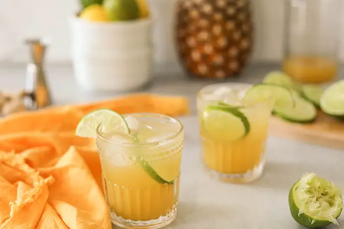Cóctel sin alcohol fácil de piña y jengibre